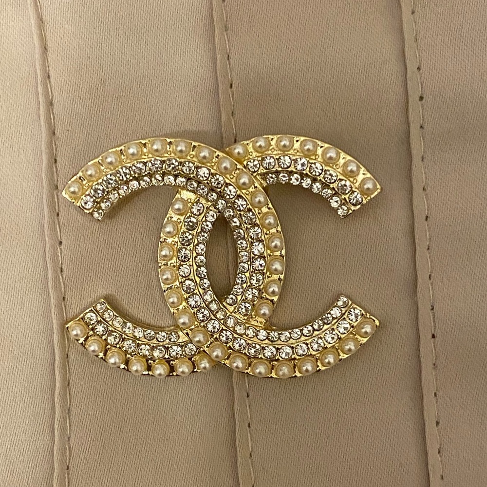 - Classic Double CC Pearled Brooch - Picture 6 of 15